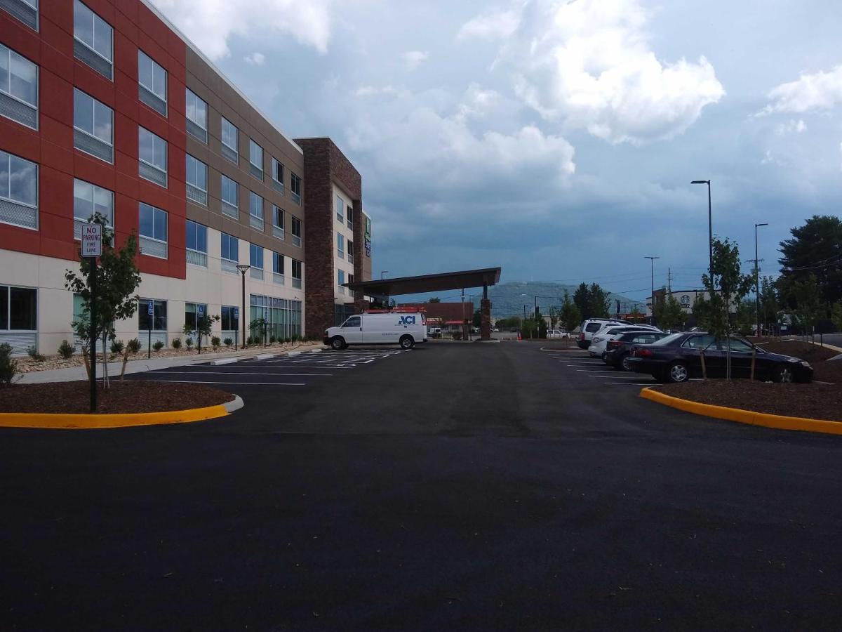 Holiday Inn Express & Suites - Roanoke - Civic Center Exterior photo