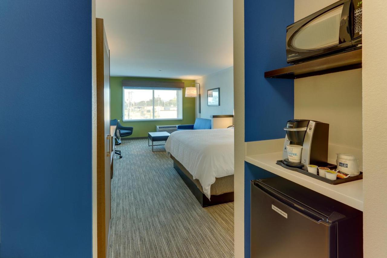 Holiday Inn Express & Suites - Roanoke - Civic Center Exterior photo
