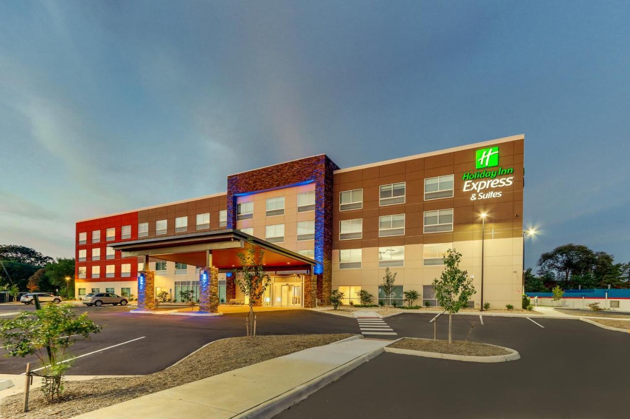 Holiday Inn Express & Suites - Roanoke - Civic Center Exterior photo