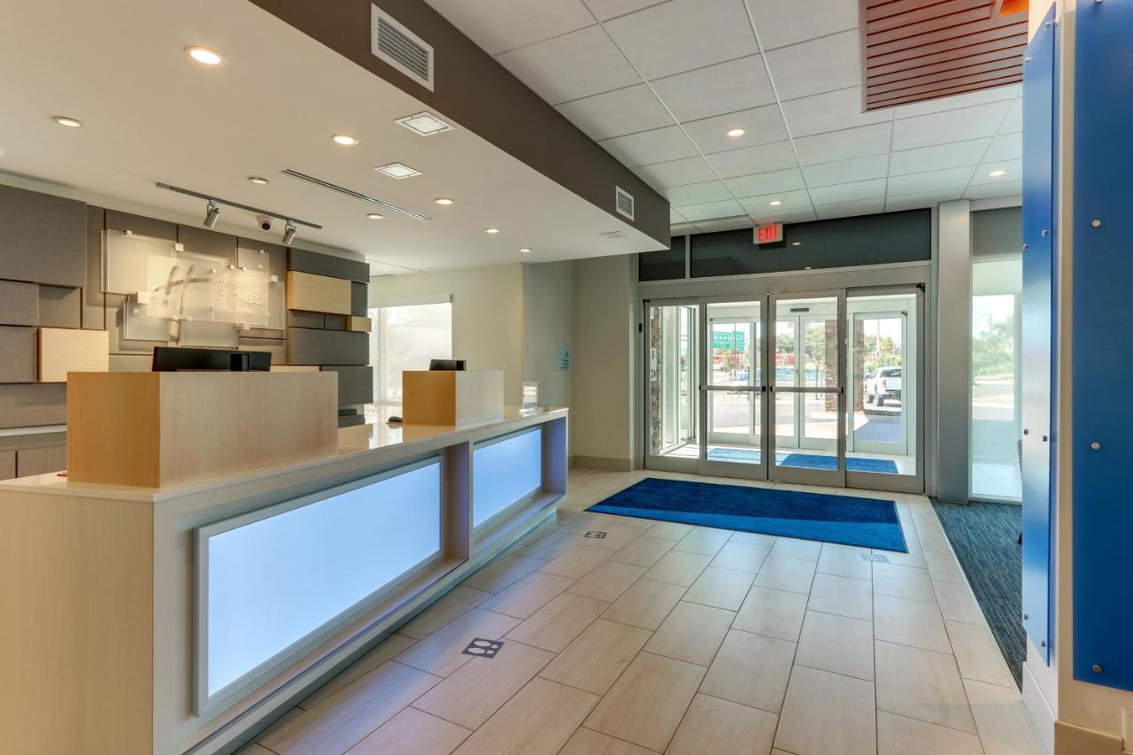 Holiday Inn Express & Suites - Roanoke - Civic Center Exterior photo